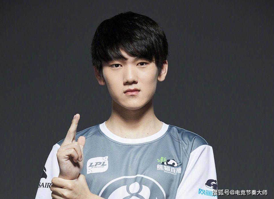 包含瓦伦西亚迎意大利杯关键赛，清晨复出首秀，质疑声仍在，团队化学反应显著的词条